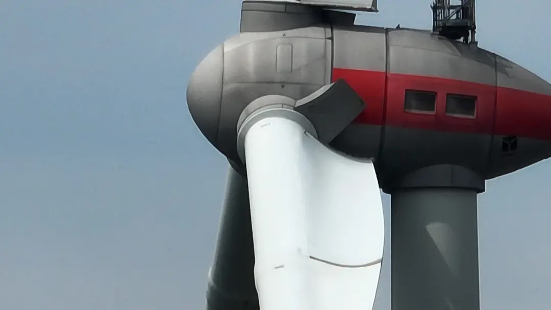 Nahaufnahme einer Windkraftanlage bei der Drohneninspektion